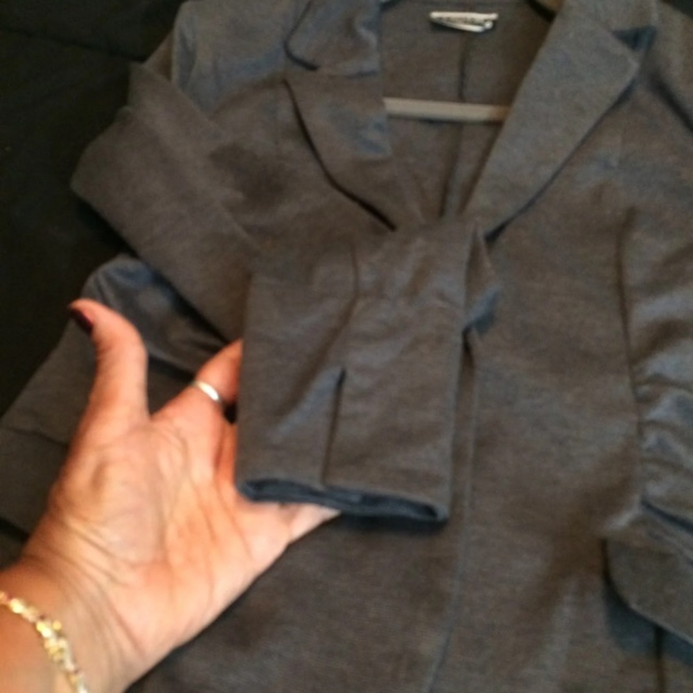Grey jacket. - Picture 5 of 9